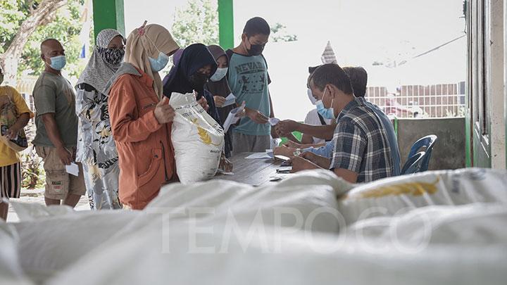 Pembagian Bansos Menjelang Lebaran: Beras Dibagi Bulan Ini, Ayam dan Telur Awal April - Bisnis Tempo.co